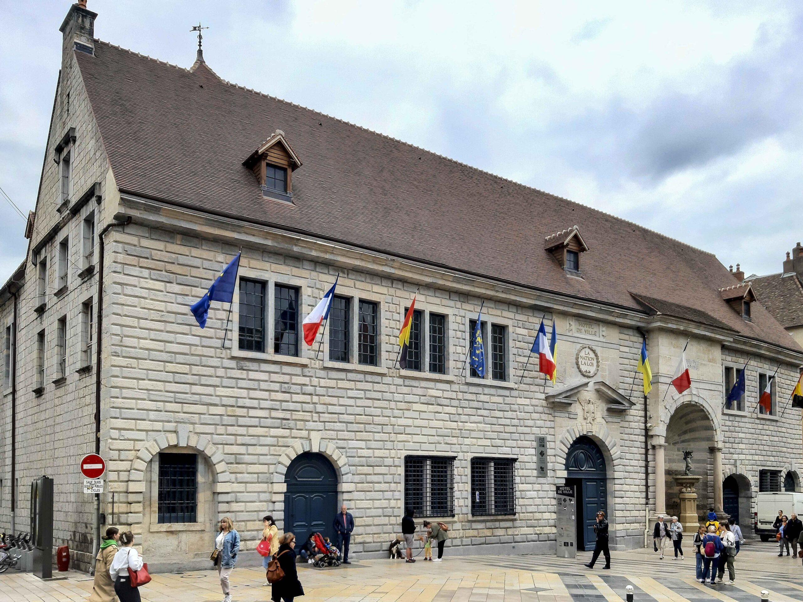 330px-Besançon,_lhotel_de_ville_(2)