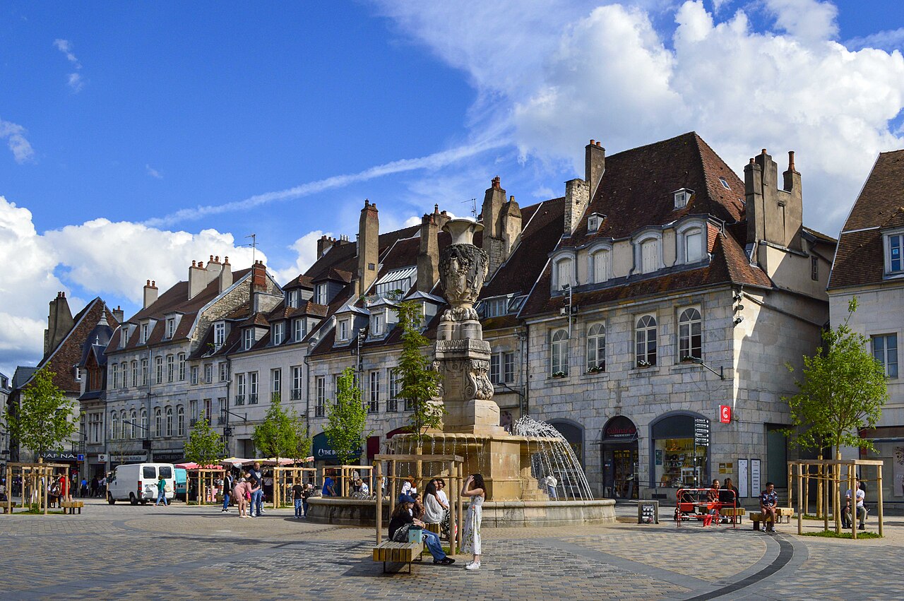 1280px-Besançon,_la_place_de_la_Révolution
